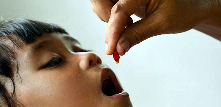 भिटामिन ए र जुकाको औषधी खुवाइँदै