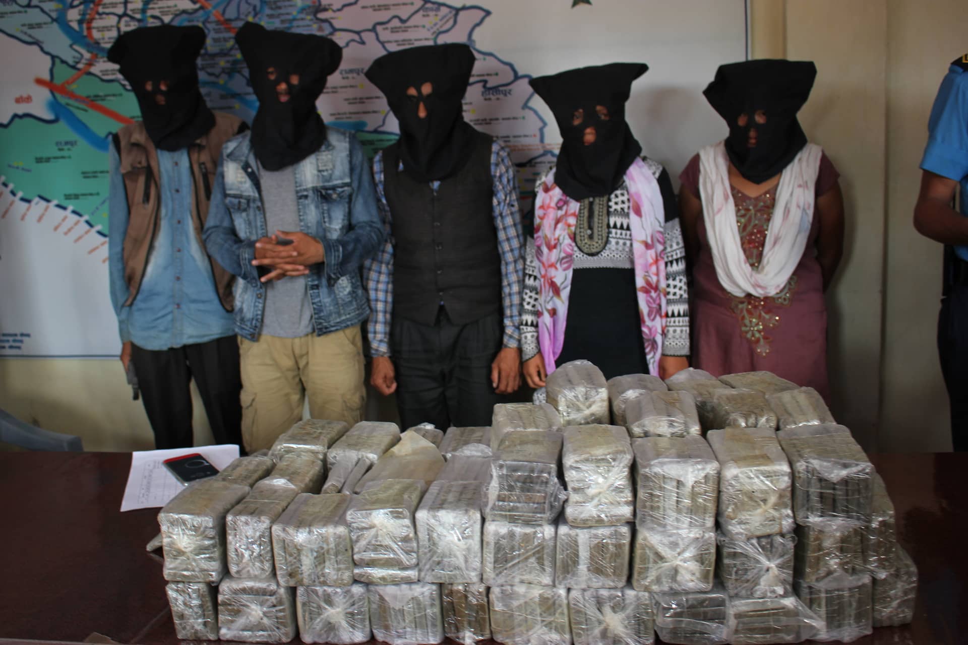 दाङमा ६० किलो चरससहित ५ जना पक्राउ