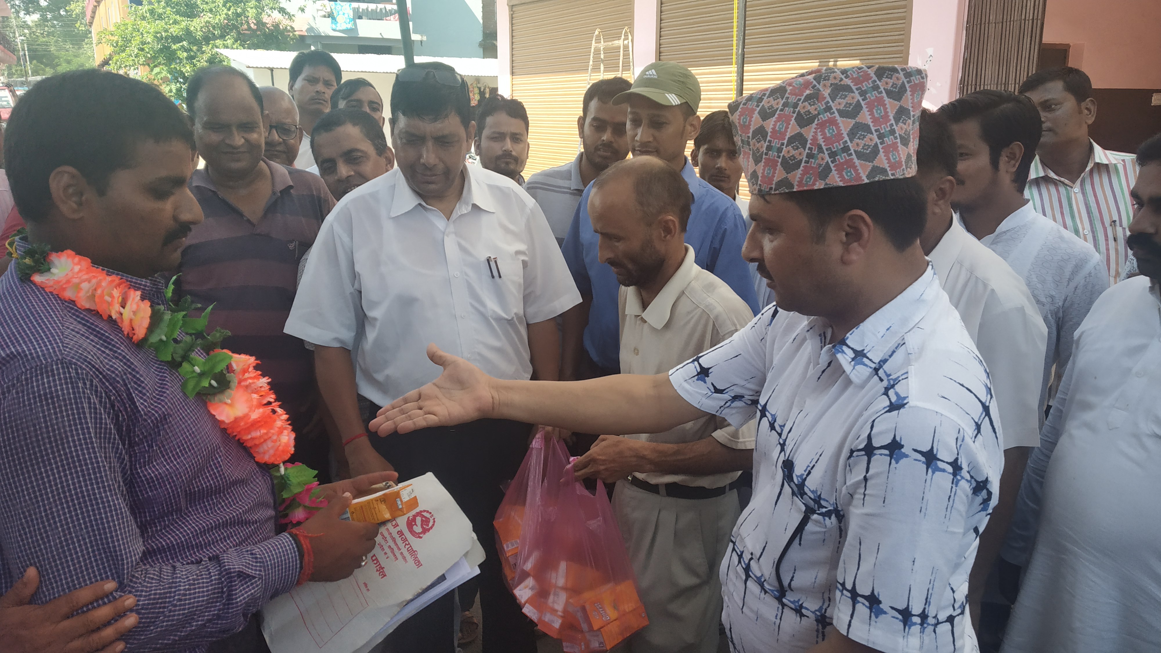 अनुदानको रकम पाउँने आशमा अनशनरत किसानले तीनदिनपछि अनशन तोडे