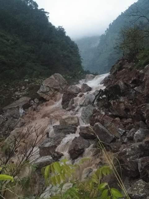 गएरातिदेखि थुनिएको बढीघाट खोलापाँच घण्टापछि  ताल माथिवाट पानीबग्नथाल्यो,