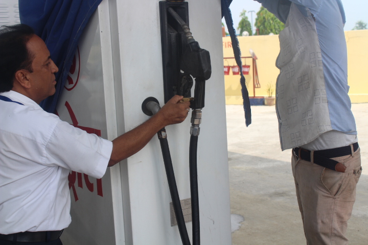 रुपन्देहीमा इन्धन अपचलन गर्ने पेट्रोल पम्पमा शिलबन्दी