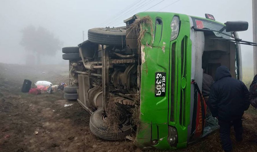 दाङ्गको बस नवलपरासीमा दुर्घनाः १६ घाईते