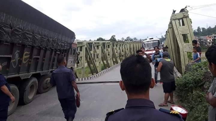 नवलपरासीको अरुणखोलामा ट्रकले ठक्कर दिंदा पुल भासियो,  राजमार्गको ठूला सवारी साधन आवतजावतमा अवरोध