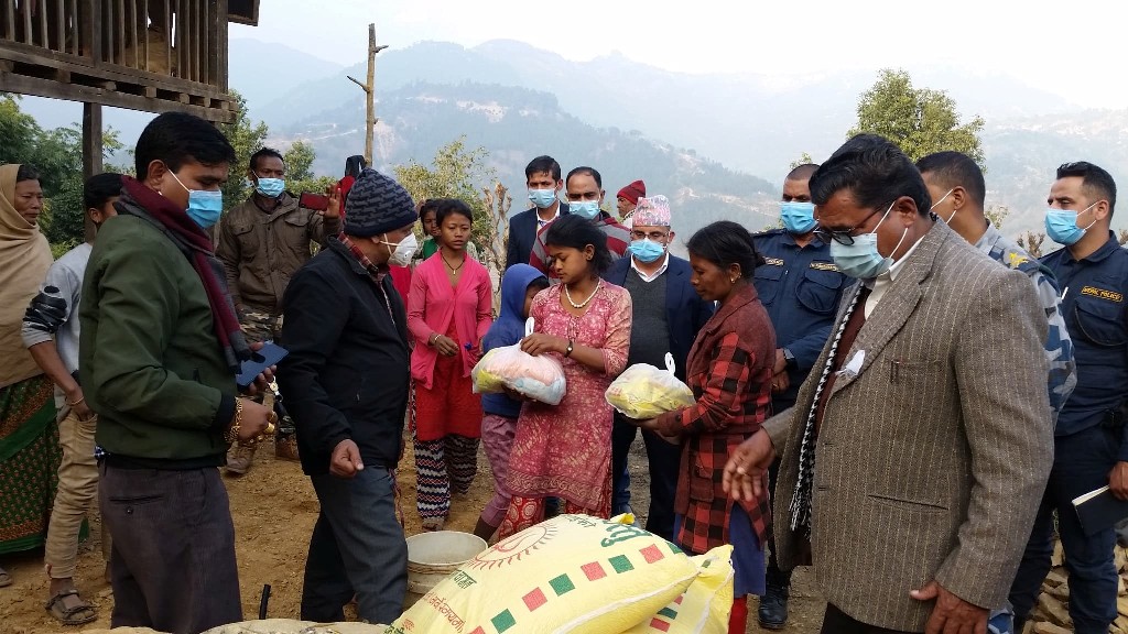 अर्घाखाँचीमा आगोलागीले घरबार बिहिन कुसुन्नेका पिडितलाई राहात प्रदान