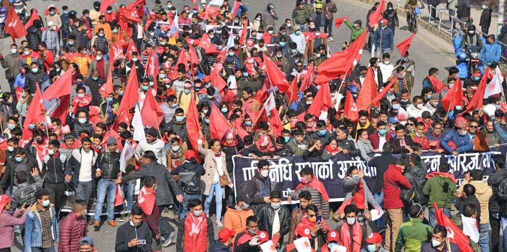 संसद विघटनको विरोधमा नेकपा (प्रचण्ड-माधव समूह)ले आज काठमाडौंमा विरोधसभा गर्दै