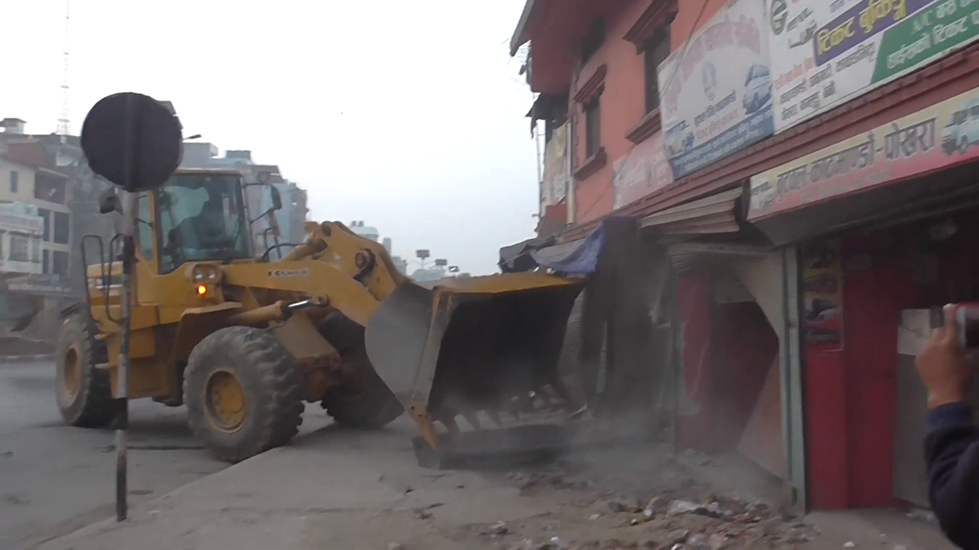 वुटवलको राजमार्ग चौराहादेखि चिडियाखोलासम्म सडक मिचेर बनाईएका घर टहरा भत्काउन सुरु