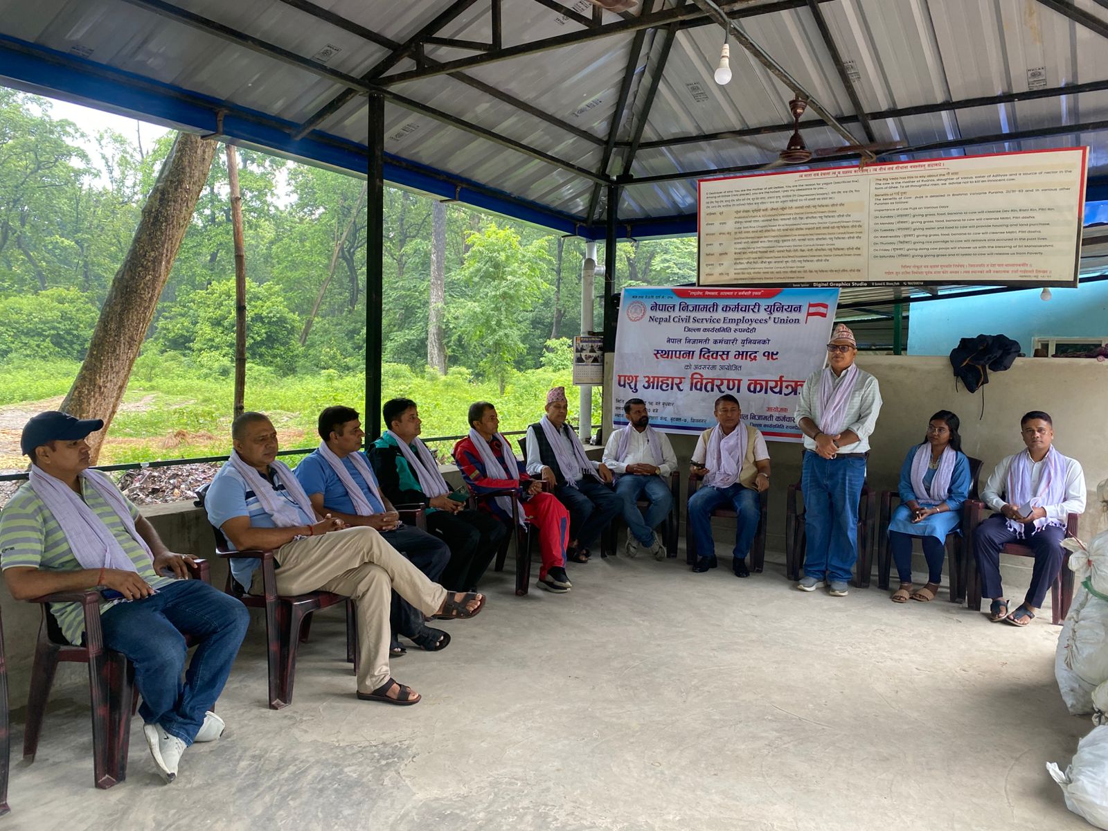 स्थापना दिवसको अवसरमा पशु आहार बितरण